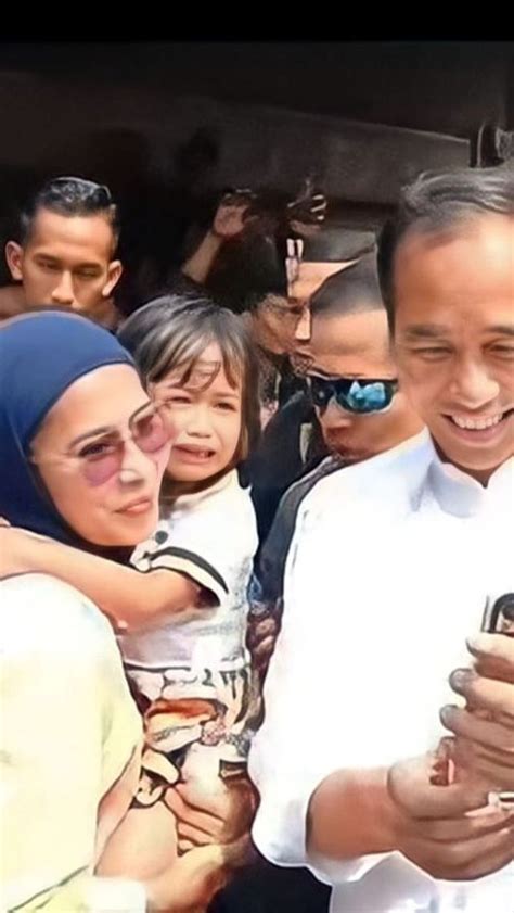 Momen Kocak Emak Emak Selfie Bareng Jokowi Malah Nyanyi Lagu Pan