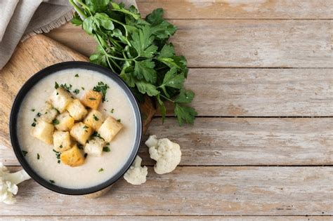 Premium Photo Cauliflower Soup In A Bowl On Wooden Table