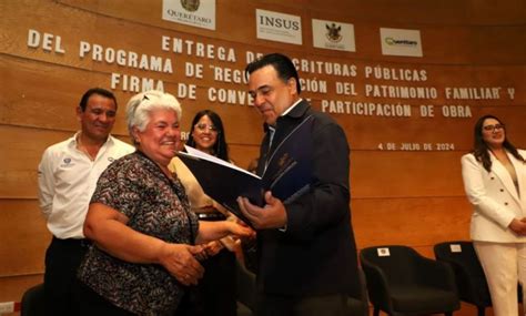 Entrega Luis Nava escrituras del programa Regularización del Patrimonio