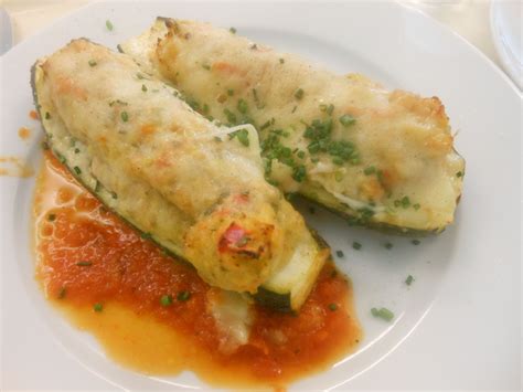 Zapallito Italiano Relleno Con Verduras Y Queso Gratinado Salsa De