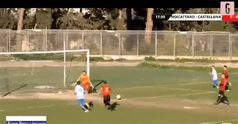 VIDEO La palla va fuori ma larbitro dà il gol incredibile in Prima