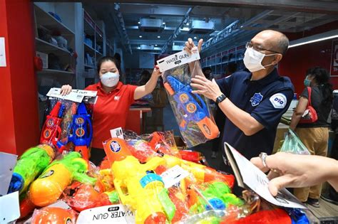 พาณิชย์” ตรวจตลาดสำเพ็ง เผยปืนฉีดน้ำ ซองกันน้ำ เสื้อลายดอก ราคาอยู่ใน