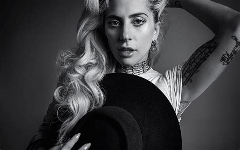 Lady Gaga Cantante Estadounidense Retrato Hermosa Ni A Fondo De