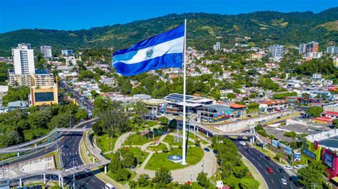 Retiran bandera monumental en Plaza Masferrer ante pronóstico de mal