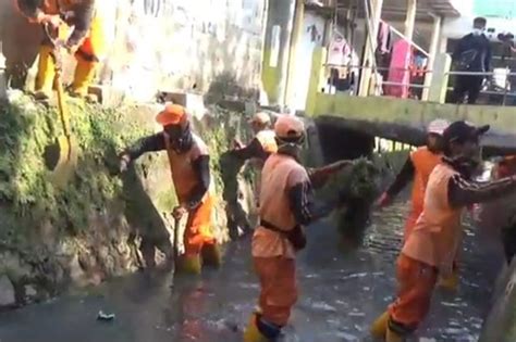 Antisipasi Banjir PPSU Bersihkan Sampah Di Aliran Kali Matraman