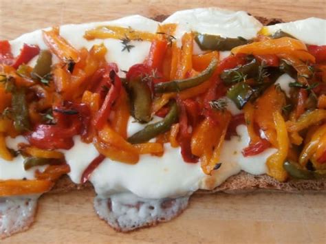 Bruschetta Aux Poivrons Jaune Orange Rouge Vert Mozzarella Et