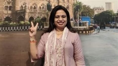 Sheetal Mhatre Sena Spokesperson And Ex Mumbai Corporator Joins Shinde Camp Mumbai News