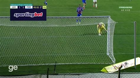 Aos 45 min do 2º tempo defesa difícil de Marcelo Boeck do Fortaleza