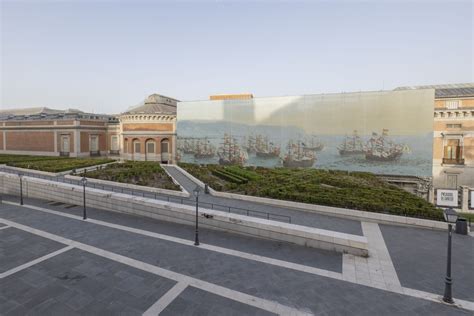 Una Lona Gigantesca En La Fachada Del Museo Del Prado Permite Trae El