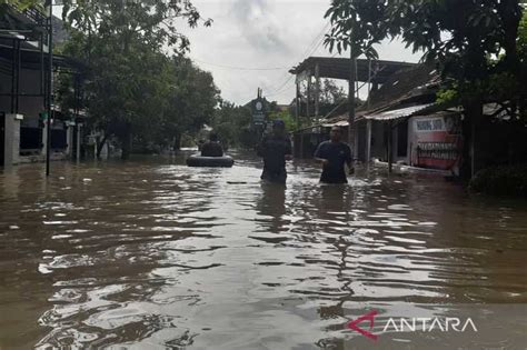 Sungai Bengawan Solo Meluap Ribuan Warga Sukoharjo Mengungsi Koran