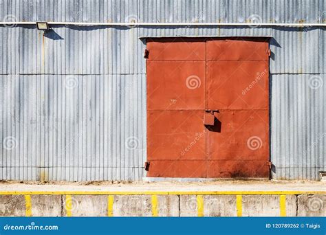 Puerta Vieja Del Almacén Del Metal Puerta Del Hangar Foto de archivo