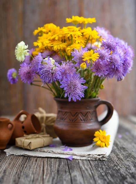 Ramo De Flores Silvestres Anthemis Tinctoria Y Knautia Arvensis En Una