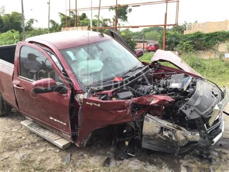 Camioneta trata de ganarle el paso al tren y termina impactada en vías