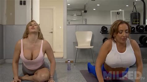 Las MILF en el GIMNASIO están CALIENTES Milfed