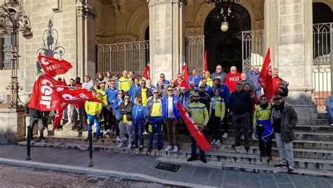 Perugia I Corrieri Di Sda Si Fermano E Protestano Di Fronte A Poste