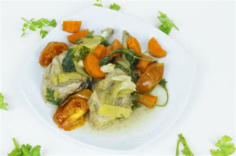 Pollo Al Vapor Con Hierbas Y Verduras En Plato Blanco Foto De Archivo