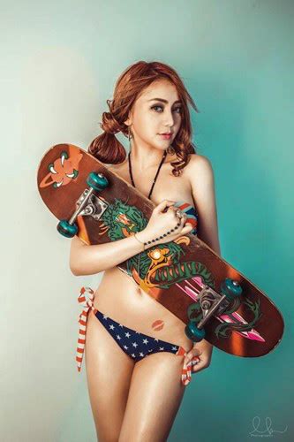 Nữ DJ Na khoe vẻ sexy khó cưỡng với bikini tạp dề nóng bỏng vaobong88