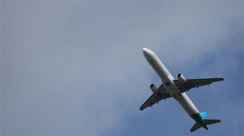 Cet avion est sur le point de sécraser un passager submergé en