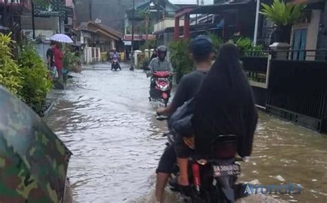 Curah Hujan Yang Tinggi Sejumlah Pemukiman Di Padang Dilanda Banjir