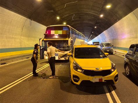 北二高中和隧道事故 遊覽車撞小客車2人送醫 社會 中時新聞網