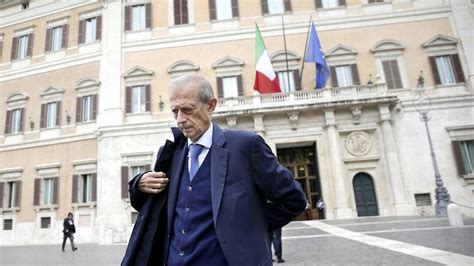 Piero Fassino Denunciato Per Il Furto Di Un Profumo Da Euro In