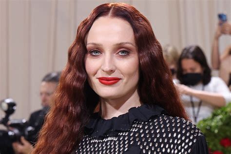 Pregnant Sophie Turner Wore Flats To The 2022 Met Gala