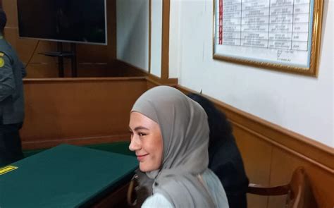 Hadir Di Persidangan Cerai Perdana Paula Verhoeven Tebar Senyuman