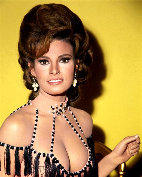 RAQUEL WELCH ACTRESS AND SEX SYMBOL 8X10 PUBLICITY PHOTO SP 025