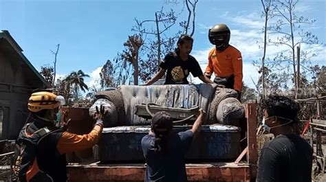 Mengais Harta Benda Yang Tersisa Pasca Erupsi Gunung Semeru