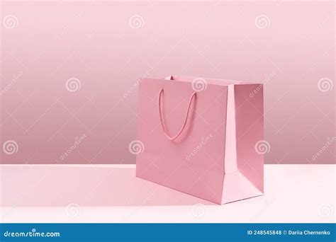 Bolsa De Compras De Papel Con Fondo Rosa Concepto De Entrega De Venta