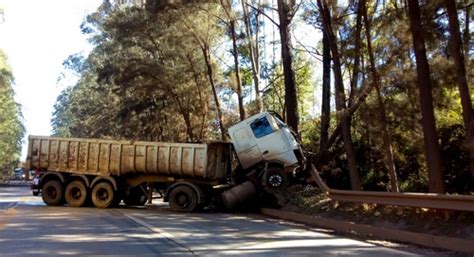 Carreta Sai Da Pista Bate Em Rvore E Deixa Tr Nsito Lento Na Br