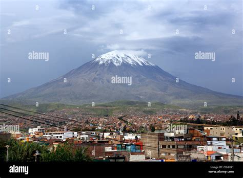 Volcán Misti vista de Yanahuara Arequipa Perú Fotografía de stock