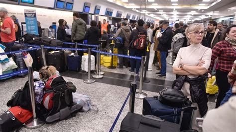 Continúa el caos por el paro sorpresivo de maleteros en Ezeiza