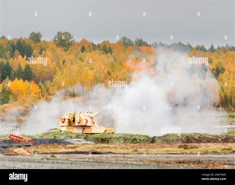 The Mm Howitzer S M Msta S Shooting Russia Stock Photo Alamy