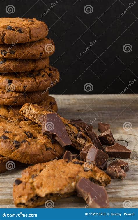 Cookies Chocolate Em Uma Tabela De Madeira Imagem De Stock Imagem