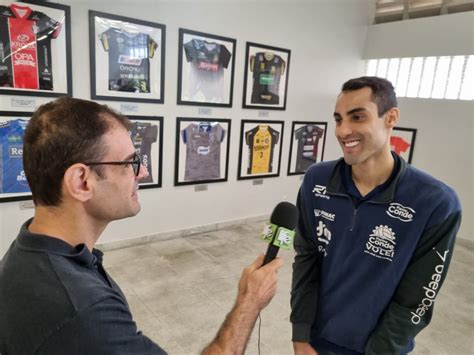 Astro do Vôlei São José Douglas renova contrato por mais dois anos