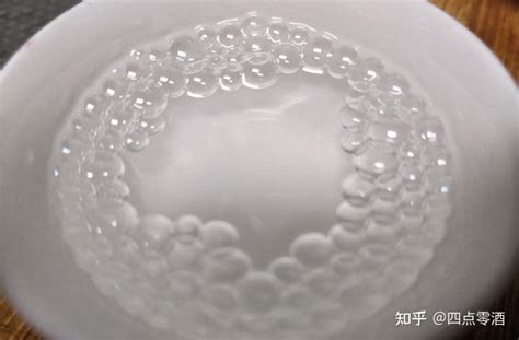 买白酒，如何分辨是粮食酒还是酒精勾兑酒？学会这几招，轻松辨别 知乎