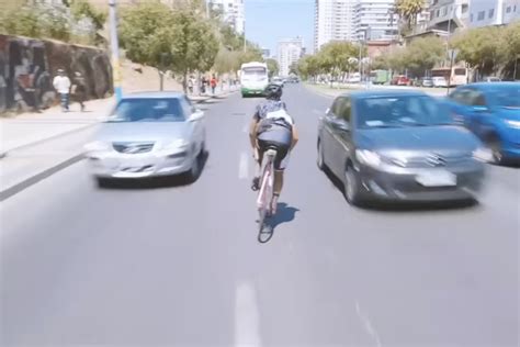 Ciclista irresponsable avanzó contra el tránsito en pleno centro de