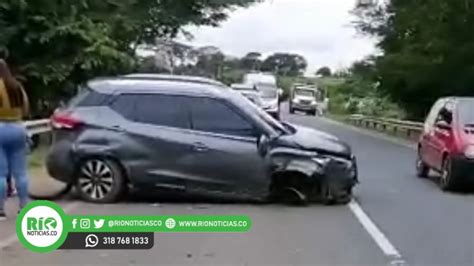 Mujer Perdió El Control De Su Carro E Impacto Contra Una Baranda En Vía