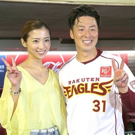 美馬学の美人妻、結婚9年目でラブラブ2ショット「素敵なご夫婦」 スポーツ報知