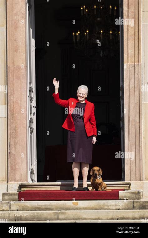 Königin Margrethe winkt zu den Leuten sich vor Schloss Fredensborg