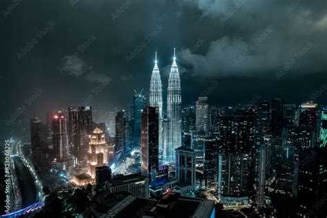 Tours Jumelles Petronas Tower Et Ville De Kuala Lumpur La Nuit Dans Une