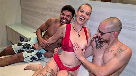 A Milf Fada Mel Gozou Muito Fodendo Os Dois Cariocas Que O Jr Doidera Levou Pra Gravar Ela