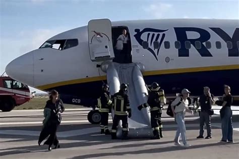 Motore Dell Aereo Ryanair In Fiamme A Brindisi I Passeggeri Evacuati