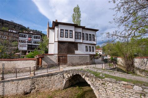 Foto De Traditional Ottoman Houses And Mosques And Turkish Baths In