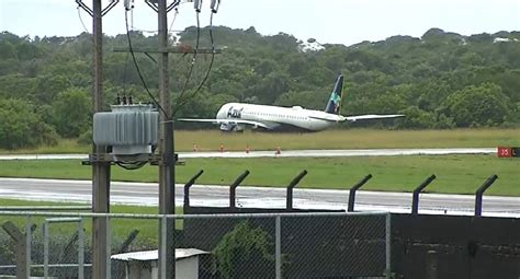 Aeronave Da Azul Sai Da Pista Durante Pouso No Aeroporto De Salvador