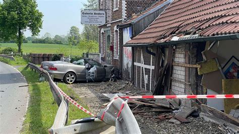 Auto kracht in Hauswand zwei Verletzte und riesiges Trümmerfeld in Lünen