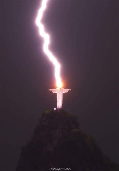 Un rayo impacta en el monumento del Cristo Redentor en Río de Janeiro