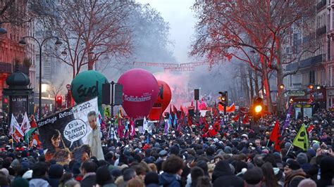 Al Menos Un Millón De Personas Se Manifiestan Contra La Reforma De Las