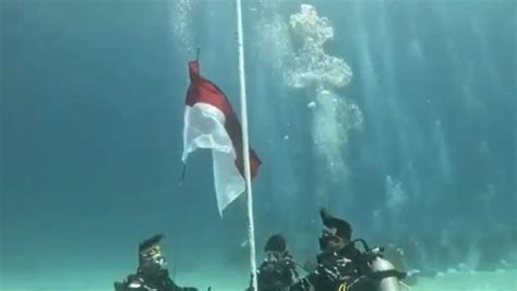 Tni Al Gelar Upacara Pengibaran Bendera Merah Putih Di Dasar Laut Jayapura Papua